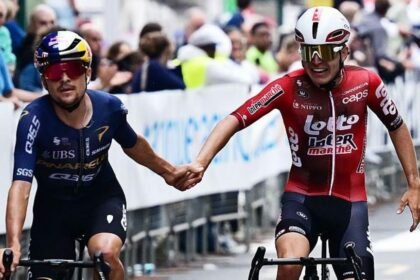 Pidcock angry after team-mates hit by police vehicle