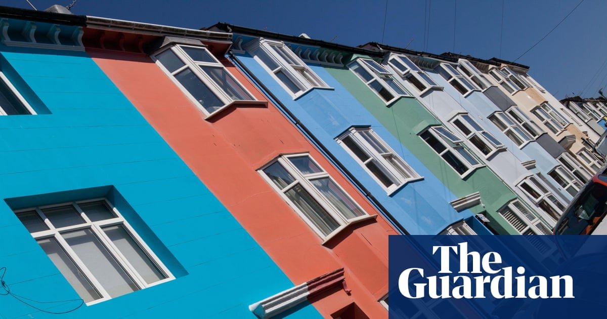 UK house price growth halves amid rising mortgage interest rates