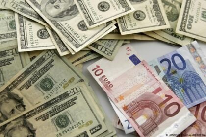 Euro plummets against US dollar: has the next financial crisis begun?