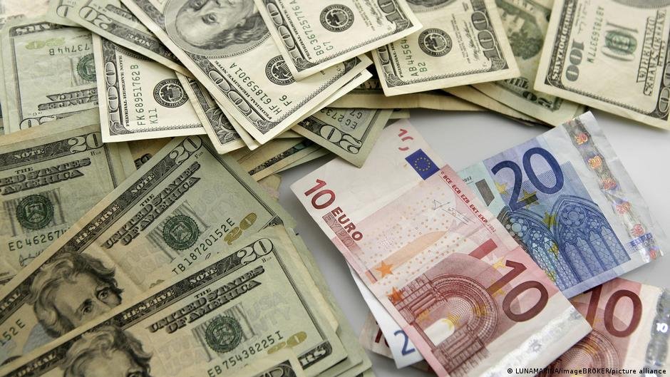 Euro plummets against US dollar: has the next crisis begun?