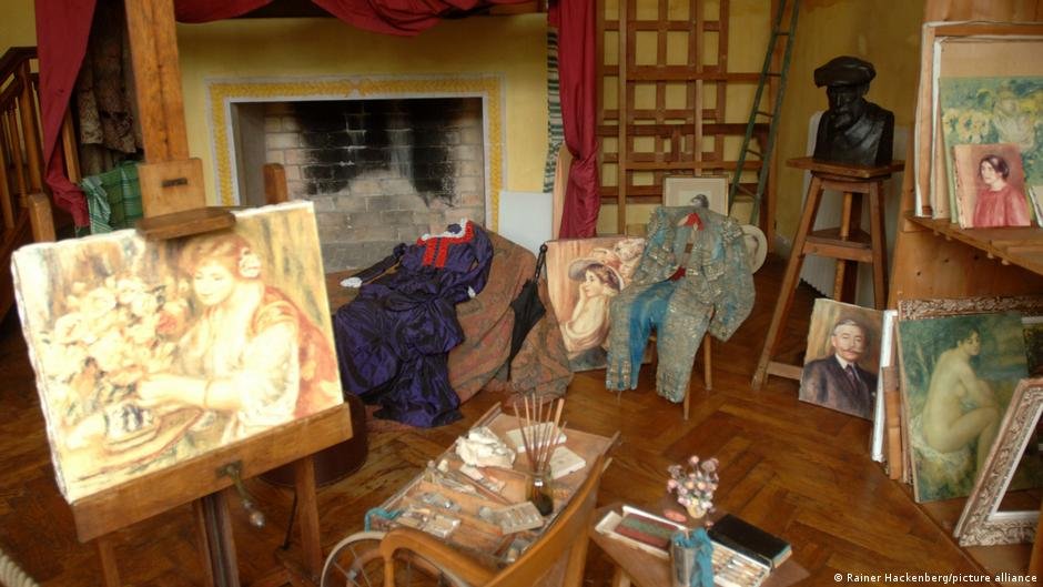 France: Investigators recover 2 stolen Renoir paintings