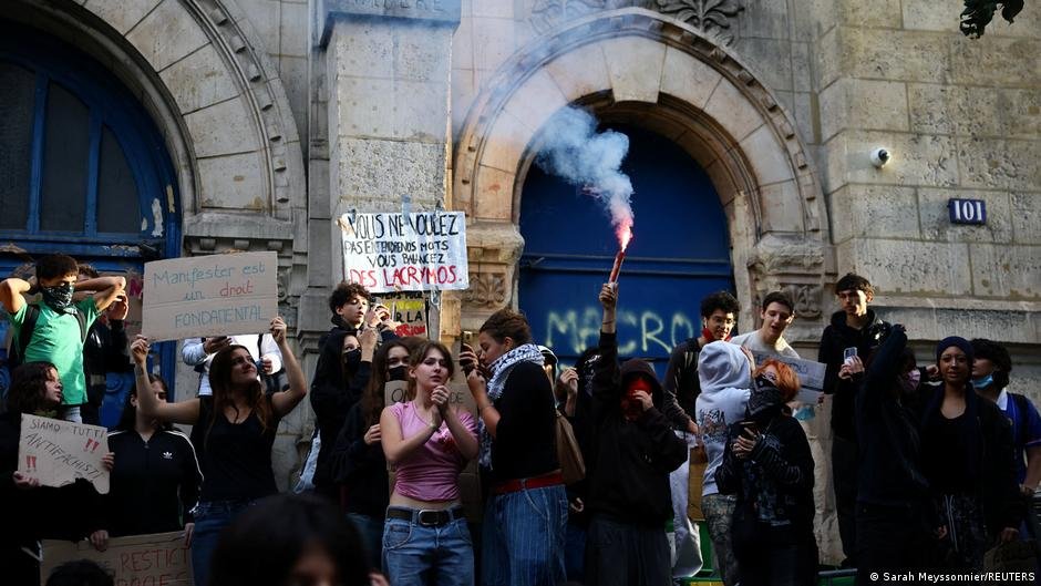 France: 400 schools closed as student protests continue
