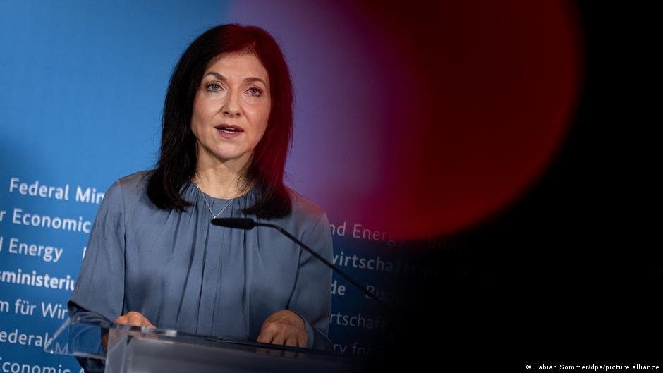 Germany news: Left Party sues economy minister at top court