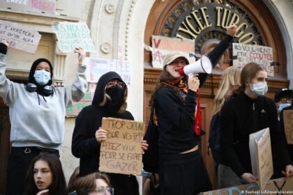 France: Trade unions join students in major demonstration