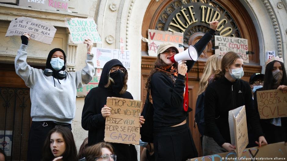 France: Trade unions join students in major demonstration