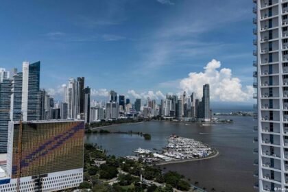 Strong earthquakes shake Panama, buildings damaged