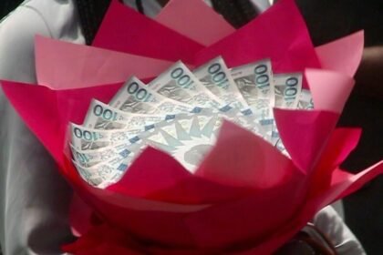 Seven arrested for using Ghanaian banknotes to make 'money bouquets'