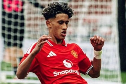Gabriel in Man Utd team photo but no hint of reconciliation