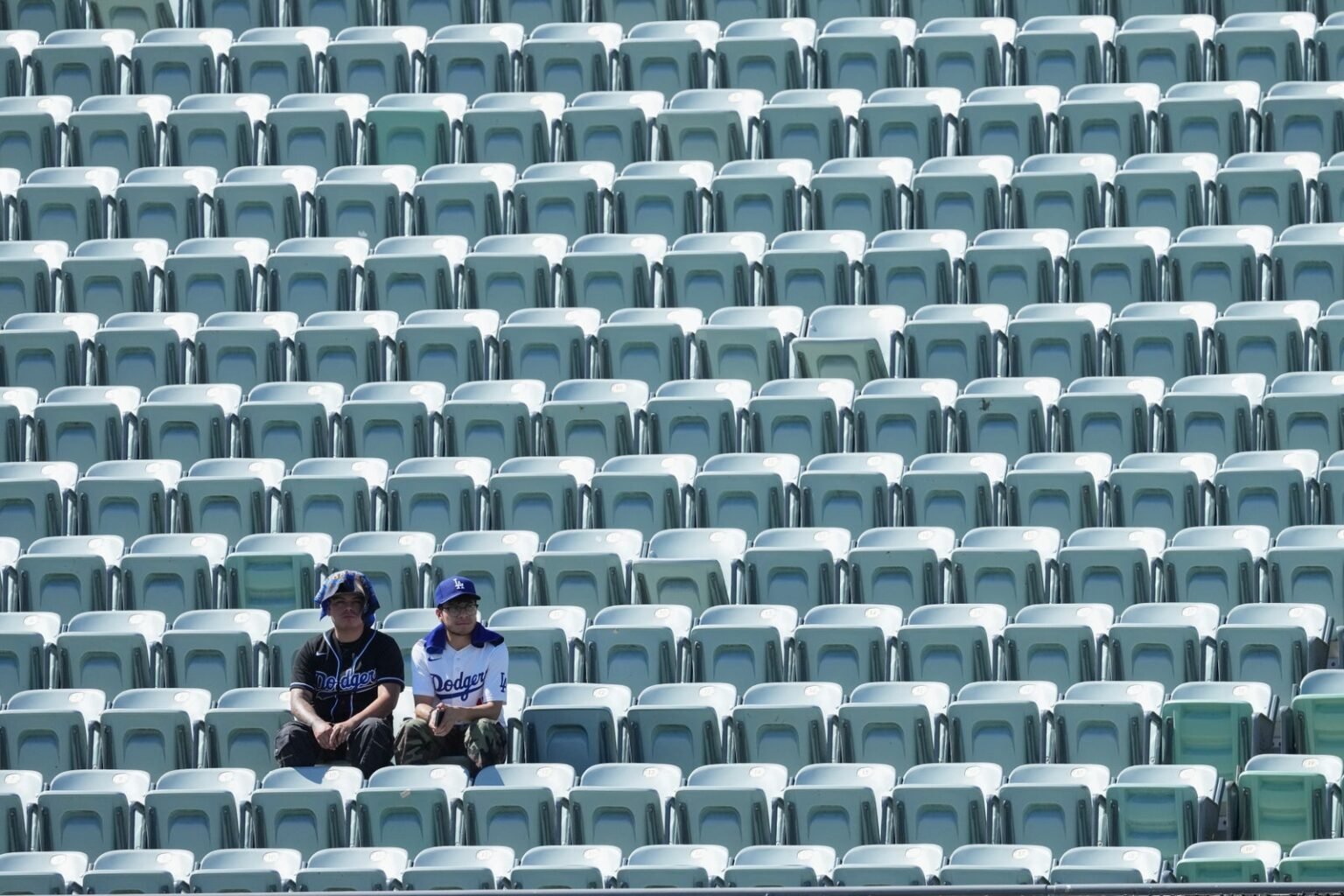 Blazing triple-digit heat bears down on Braves-Dodgers NLDS opener in Los Angeles