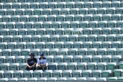 Blazing triple-digit heat bears down on Braves-Dodgers NLDS opener in Los Angeles