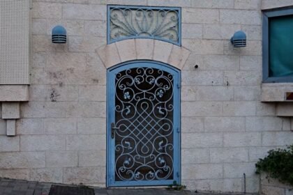 Video: Signs removed from British consulate in occupied East Jerusalem