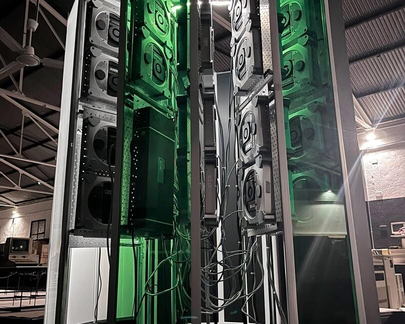 A Cray-1 supercomputer replica from 30 "obsolete" Mac Minis
