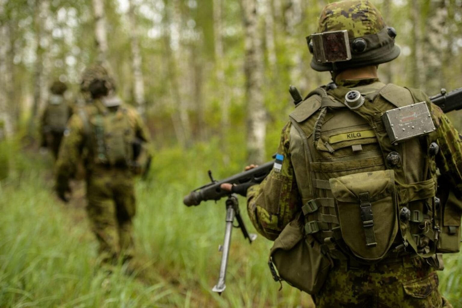 Estonia moves troops to Russian border as fears grow of Putin attack on Nato: report