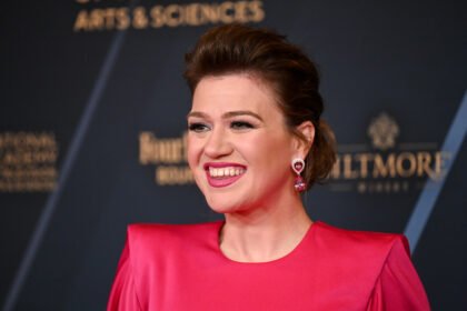 Kelly Clarkson Says ‘I Love AI’ but AI Artists Should Not Be on the Same Music Charts as Humans