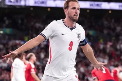 Harry Kane equals England record, scores twice in 3-0 win over Czechia