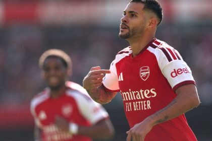 Arsenal beat Leeds 2-1 in comeback win to move level with Man City at top