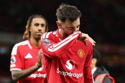 Manchester United held by ten-man Tottenham as woes for both continue
