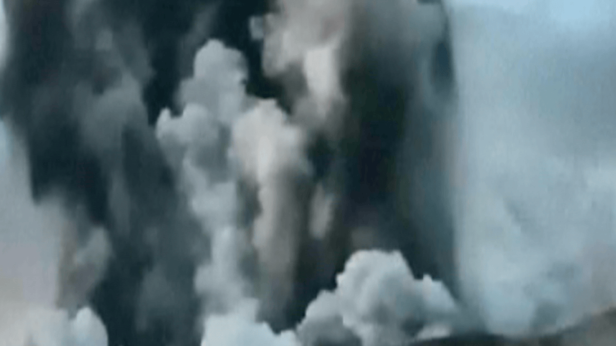 Video shows dramatic eruption of volcano near Manila
