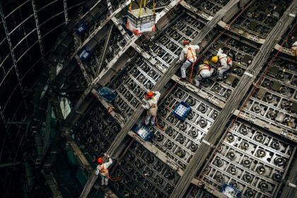A Scientist Working on the ‘IceCube’ Neutrino Detector Explains the Nobel Prize–Winning Technology