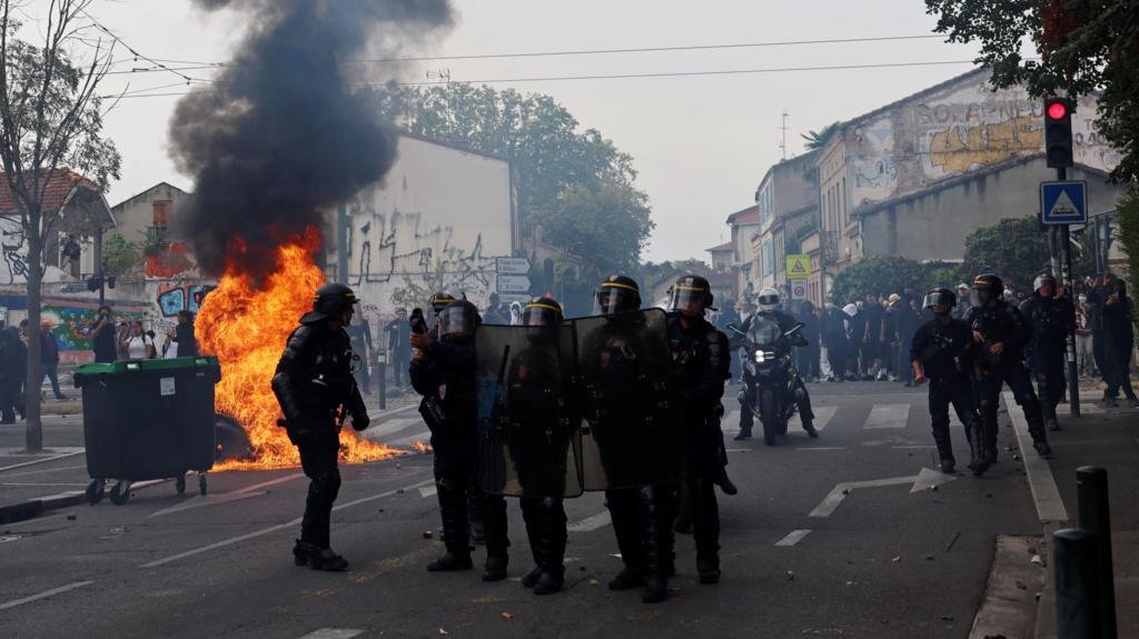 France closes up to 500 schools Monday over student protests