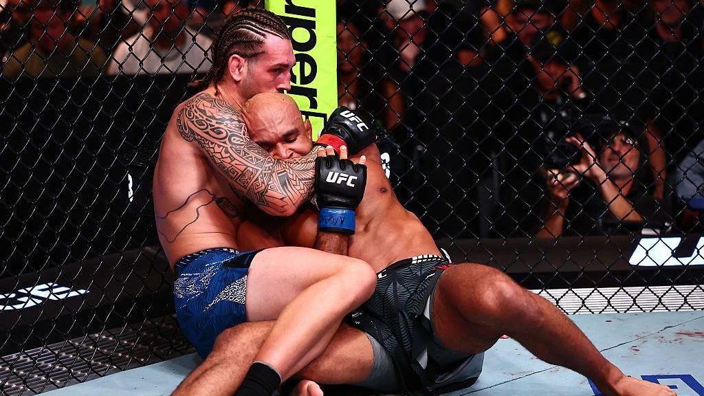 Allen submits Duncan to derail Briton's title hopes