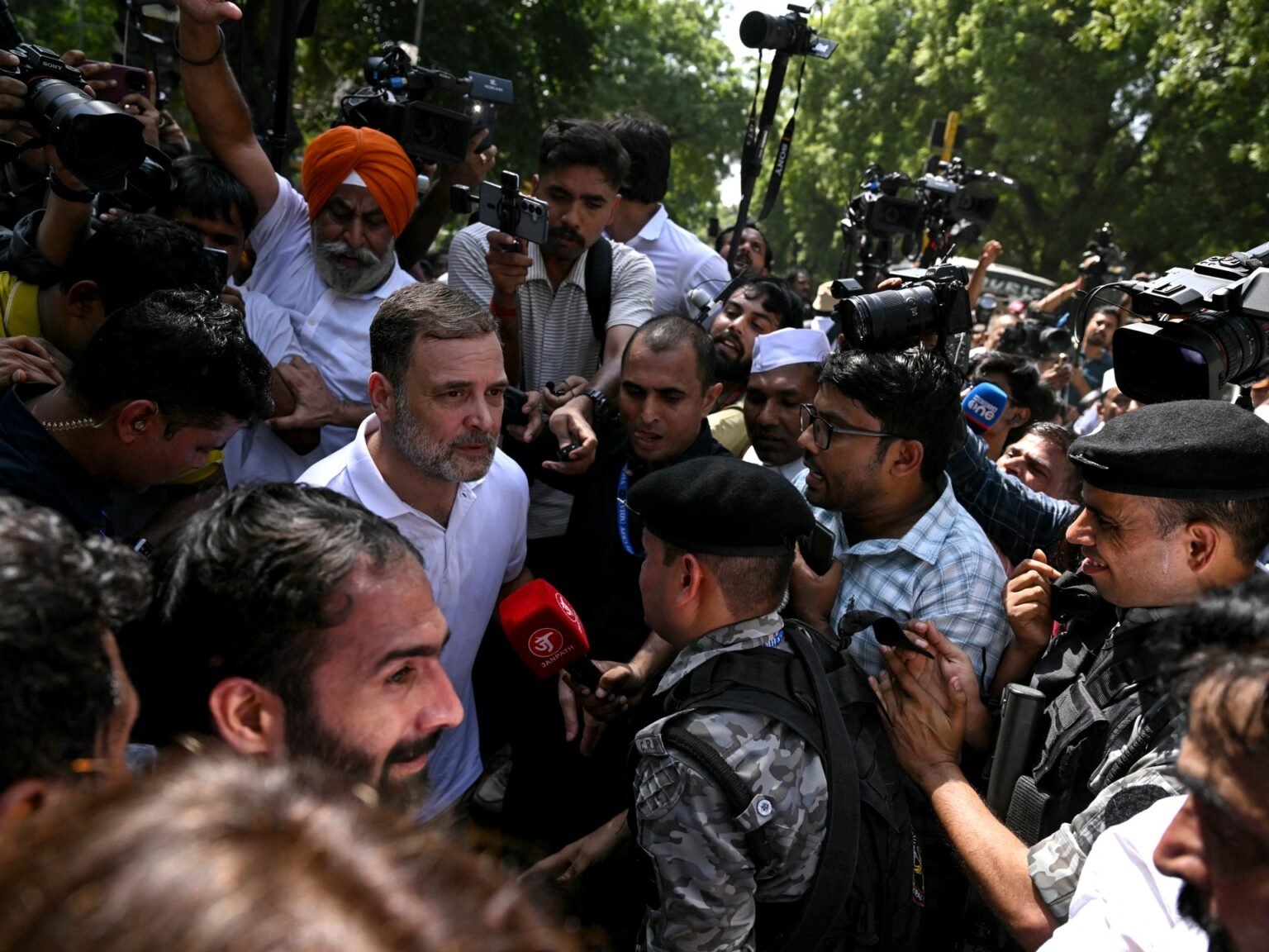 India opposition leaders briefly arrested in protest against election chief