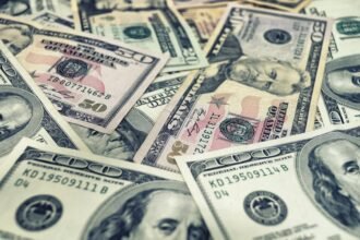 U.S. dollar climbs to 18-month high as bitcoin holds firm around $86,000