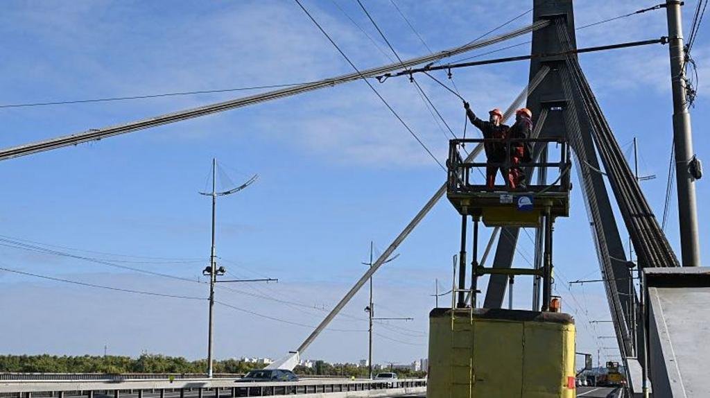 Kyiv bridge hit in further drone attack as German chancellor makes surprise visit