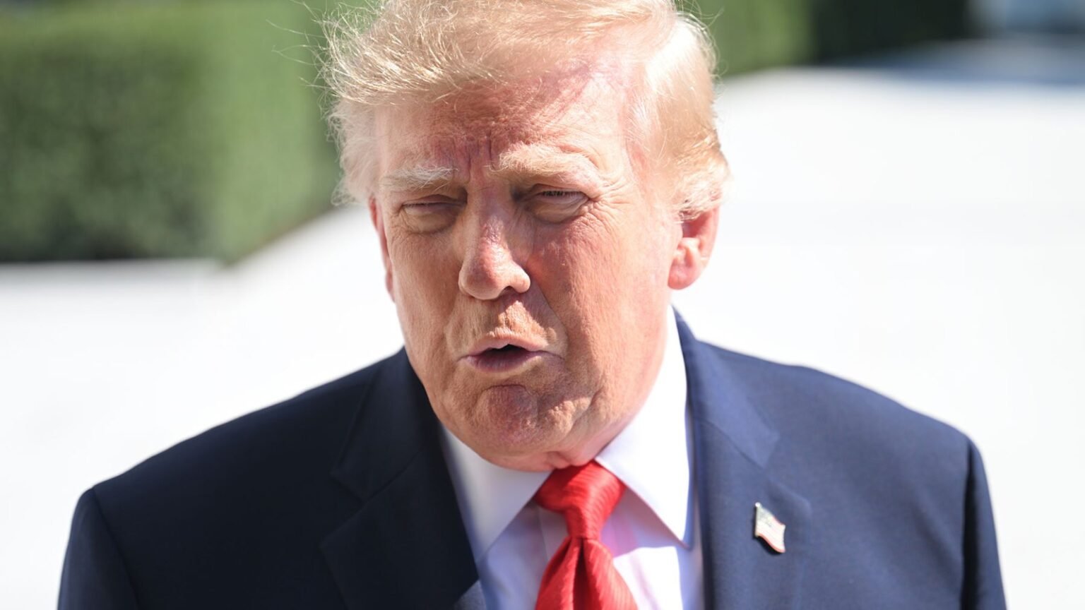 Trump Courts New Crypto Investors Ahead of Midterms