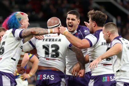 Wakefield beat Warrington to win Super League