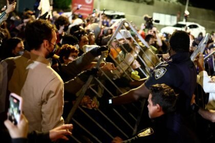 Uproar in NY after ICE shoots man with child in the car