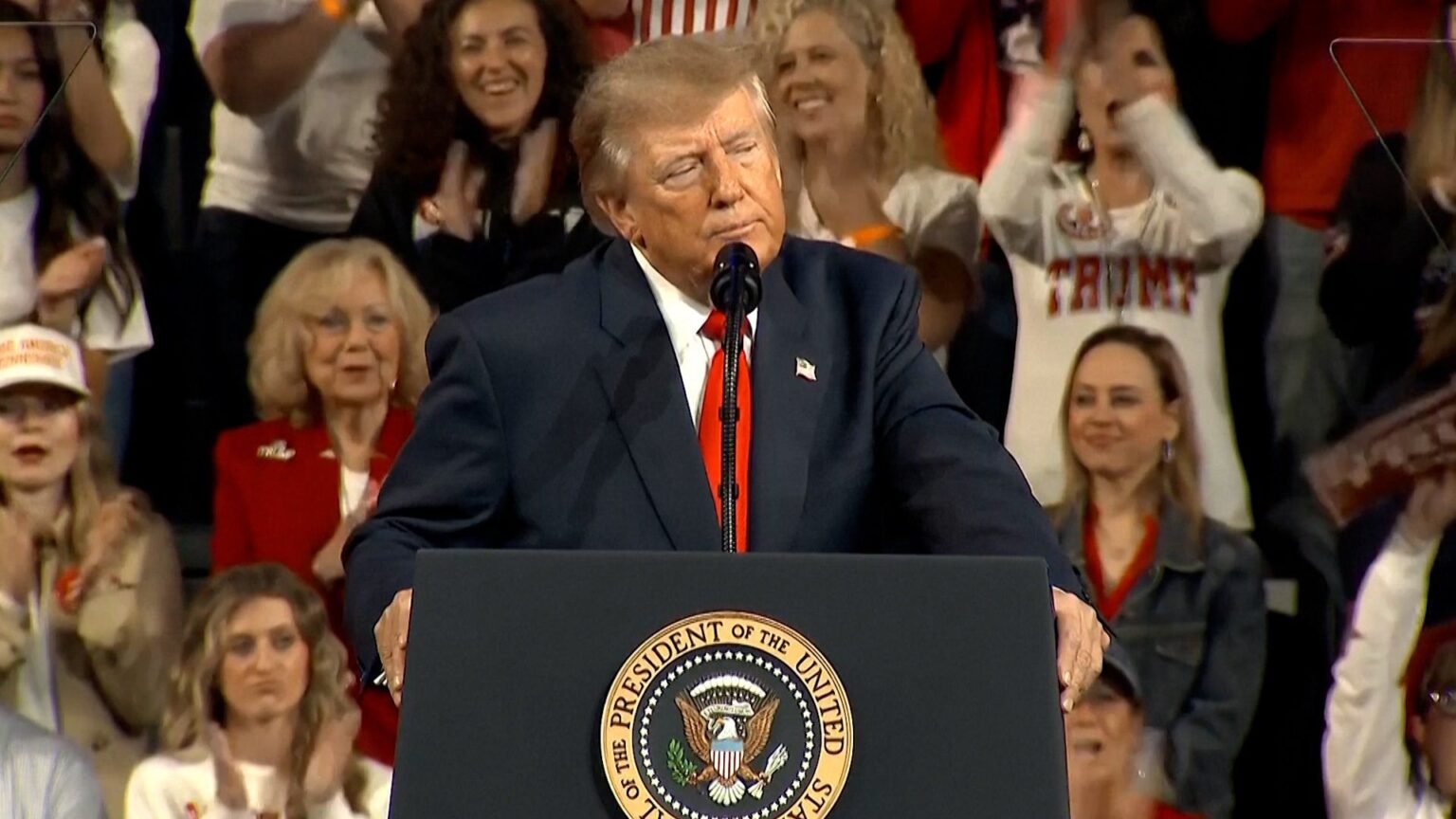 Trump’s brash remarks entertain crowd at election rally in Tennessee