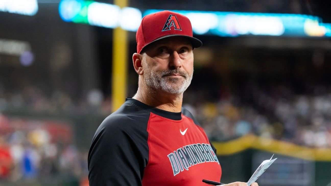 Source: D-backs signing winningest manager Lovullo to new deal