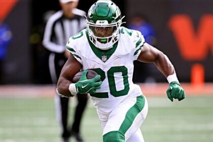 Sputtering Jets offense without RB Hall, WR Mitchell vs. Browns