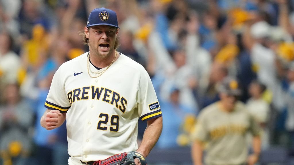 Brewers escape as Padres' potential go-ahead HR hits roof, falls for out