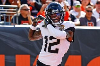 Travis Hunter's juke drops Tee Higgins on nullified pick