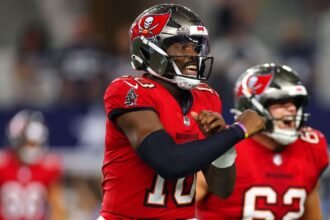 Buccaneers explode in third quarter to stun Cowboys