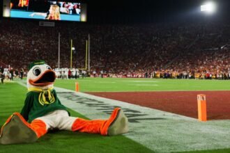 😈 Oregon's mascot trolls USC with Trojan horse pregame entrance
