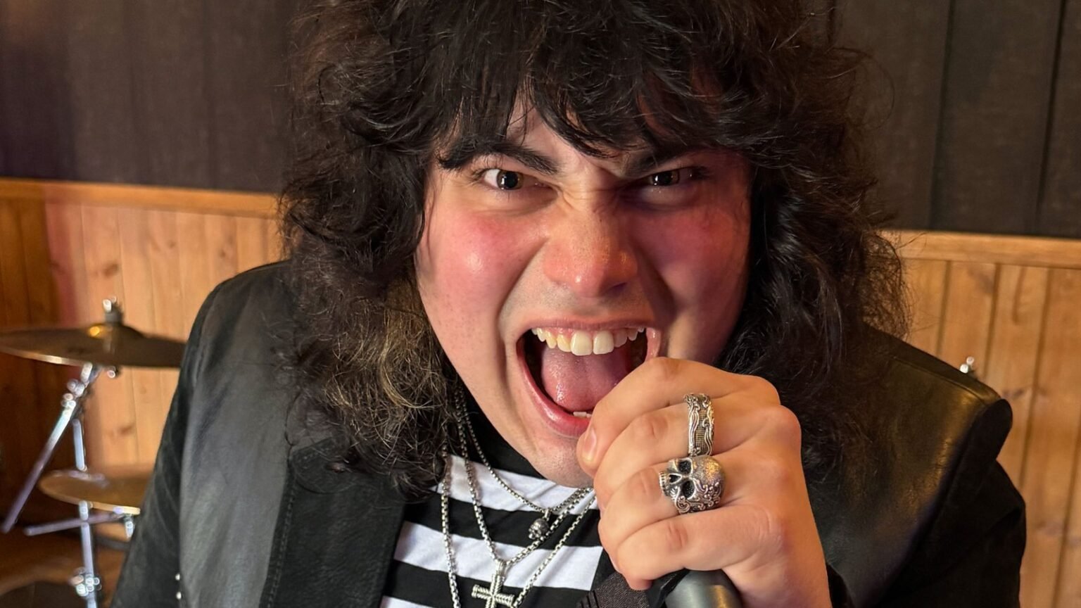 Watch Quiet Riot’s New 23-Year-Old Singer Belt Out ‘Cum On Feel The Noize’ at Debut Concert