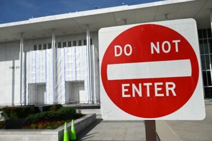 Internal email points to Kennedy Center's continued closure