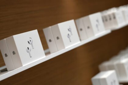 Here's what you should do if only one of your AirPods is working