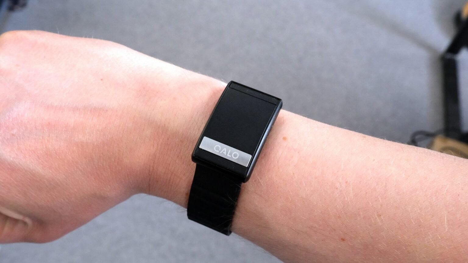 Qalo SL-1 review: A barebones smart band that's priced like a flagship