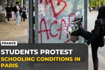 Students block 350 French schools over overcrowded classrooms and long days