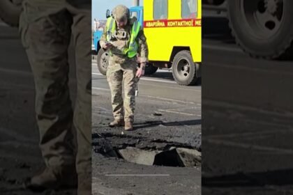 Russian attack hits Kyiv bridge after German chancellor arrives | AJ #shorts