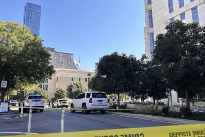 Man armed with gun, knife shot inside federal court by officers: Police