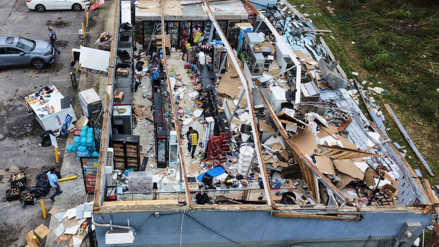 Four dead as Hurricane Isaias crashes into US - as Mexico braces itself for major storm