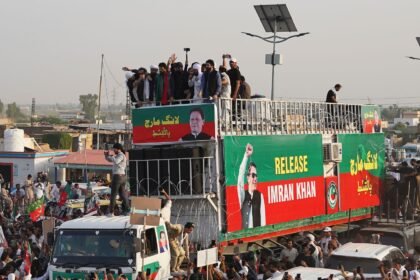 Thousands of Imran Khan supporters march towards Pakistan's barricaded capital