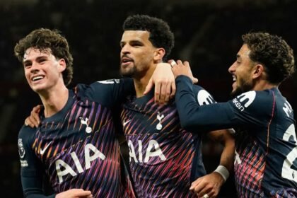 Ten-man Spurs claim dramatic draw at Man Utd as Solanke rescues point