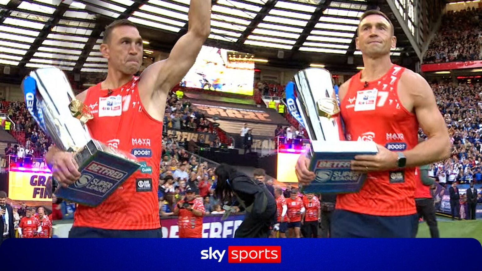 Kevin Sinfield arrives at Old Trafford after completing '7 in 7' challenge for MND