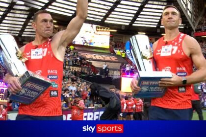Kevin Sinfield arrives at Old Trafford after completing '7 in 7' challenge for MND